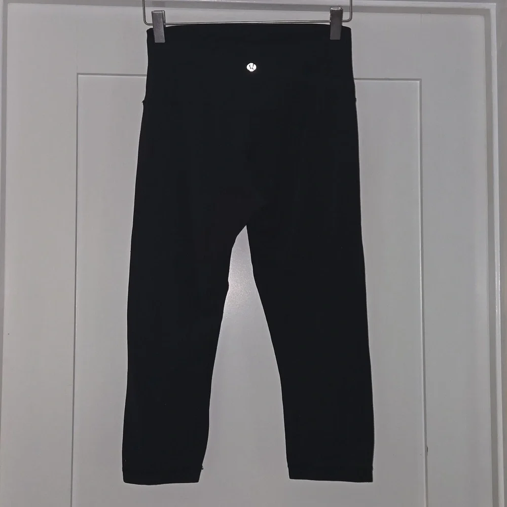 Lululemon Black Cropped Leggings High‎ Rise Size 6
